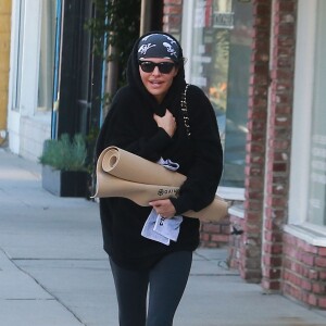 Exclusif - L'actrice Lisa Rinna quitte son cours de yoga à Los Angeles le 16 novembre 2015.