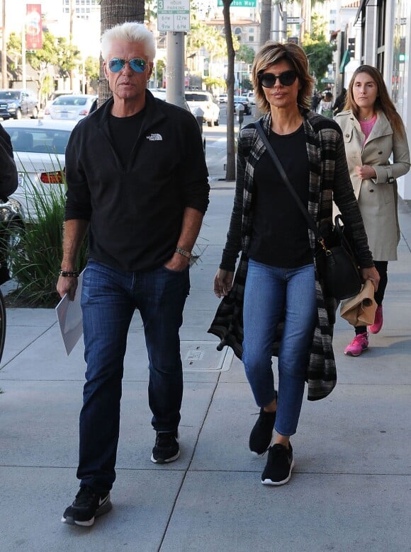 Lisa Rinna et son mari Harry Hamlin font du shopping à Beverly Hills, le 11 novembre 2015
