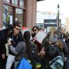 Rebecca Hall entourée de fans au Sundance Film Festival à Park City, Utah, le 23 janvier 2016.