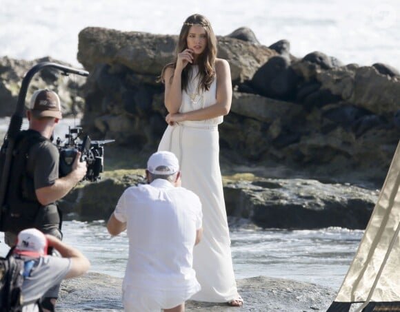 Emily DiDonato surprise en plein shooting pour la chaîne de magasins mexicaine Liverpool México sur la plage d'Honolulu, à Hawaii. Le 13 janvier 2016.