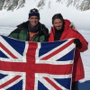 David Beckham avec Henry Worsley, qu'il soutenait dans son défi de traverser l'Antarctique en solitaire et sans assistance. Choqué par sa mort, survenue le 25 janvier 2016 alors qu'il avait dû renoncer tout près du but, il lui a rendu hommage sur Facebook et a partagé cette photo d'eux.