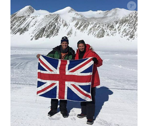 David Beckham avec Henry Worsley, qu'il soutenait dans son défi de traverser l'Antarctique en solitaire et sans assistance. Choqué par sa mort, survenue le 25 janvier 2016 alors qu'il avait dû renoncer tout près du but, il lui a rendu hommage sur Facebook et a partagé cette photo d'eux.