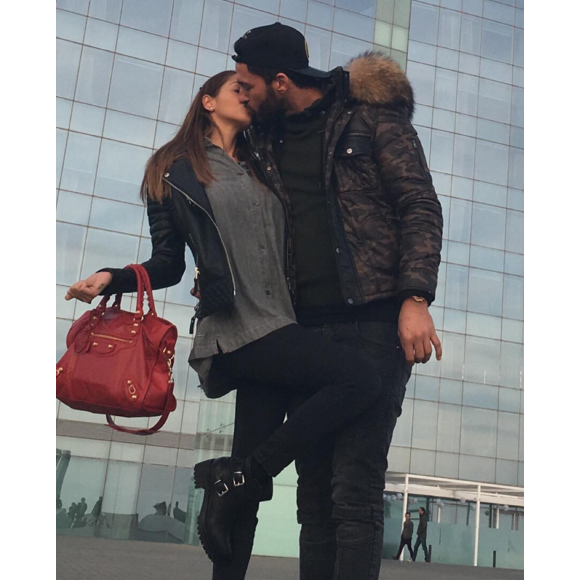 Nabilla et Thomas, amoureux, ont passé le Nouvel An en amoureux à Barcelone. Décembre 2015.