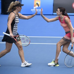 Marion Bartoli et Arantxa Sanchez-Vicario lors du Tournoi des Légendes, au Melbourne Park de Melbourne à l'occasion de l'Open d'Australie, le 24 janvier 2016