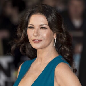 Catherine Zeta-Jones ultra-sexy dans une robe Elie Saab à la première du film "Dad's Army" à Londres, le 26 janvier 2016.