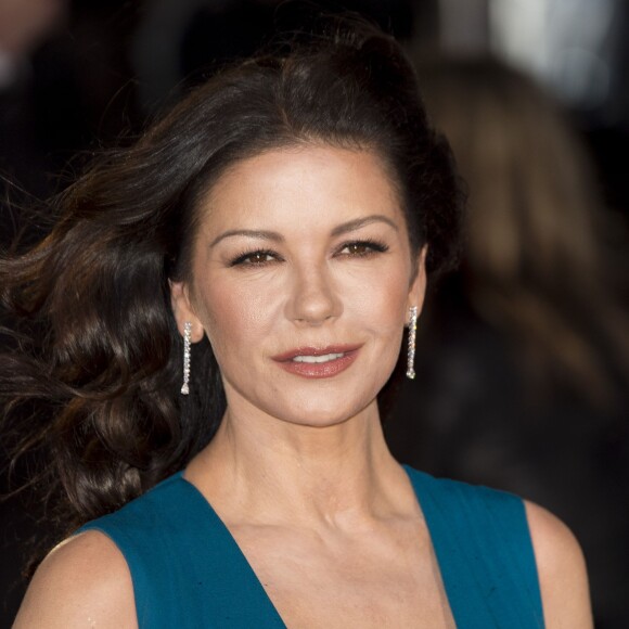 Catherine Zeta-Jones ultra-sexy dans une robe Elie Saab à la première du film "Dad's Army" à Londres, le 26 janvier 2016.