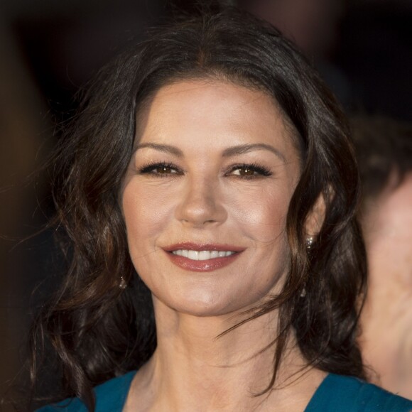 Catherine Zeta-Jones ultra-sexy dans une robe Elie Saab à la première du film "Dad's Army" à Londres, le 26 janvier 2016.