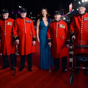 Catherine Zeta-Jones et les Chelsea pensioners - Première du film "Dad's army world" à Londres le 26 janvier 2016. 26 January 2016.