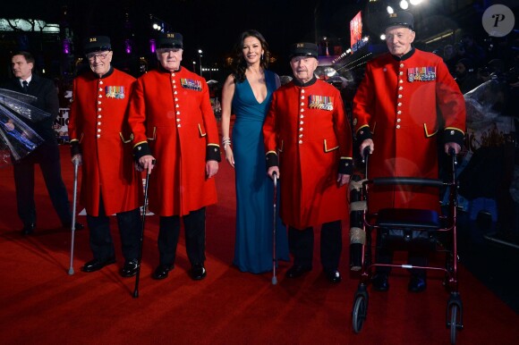 Catherine Zeta-Jones et les Chelsea pensioners - Première du film "Dad's army world" à Londres le 26 janvier 2016. 26 January 2016.