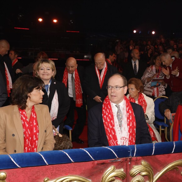 La princesse Stéphanie de Monaco, le prince Albert II de Monaco et Pauline Ducruet lors de la première représentation du 5e Festival New Generation sous le chapiteau de Fontvieille à Monaco, le 30 janvier 2016 © Jean-Charles Vinaj / Pool Restreint