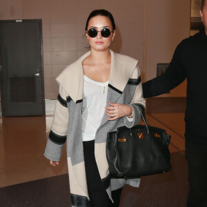 Demi Lovato prend un vol à l'aéroport de Los Angeles, le 20 janvier 2016.