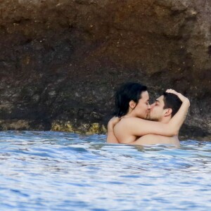 Semi-Exclusif - Demi Lovato et son petit-ami Wilmer Valderrama, très amoureux, se baignent lors de leurs vacances avec des amis à Saint-Barthélemy, le 16 décembre 2015.