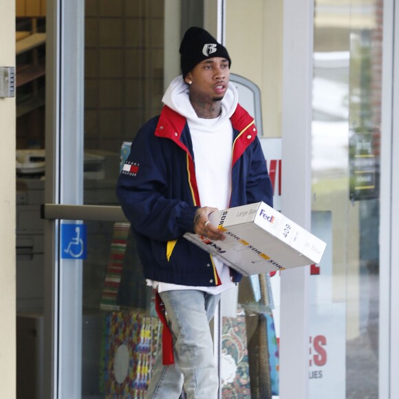 Le rappeur Tyga a été cherché un paquet chez Fed Ex à Calabasas Los Angeles, le 30 Janvier 2016