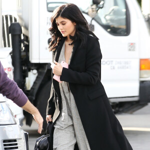 Kourtney Kardashian et Kylie Jenner ont rencontré Sean P. Diddy (Sean Combs) à la sortie de studios à Van Nyus. Le 27 janvier 2016
