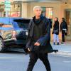 Tyga (les cheveux teints en blond) à la sortie d'un centre de santé, suivi de sa petite-amie Kylie Jenner qui semble vouloir cacher quelqu'un des photographes à Beverly Hills, le 12 janvier 2016
