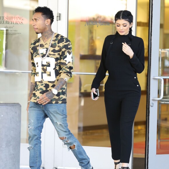Kylie Jenner et son petit ami Tyga font du shopping au Westfield Mall à Woodland Hills, le 6 octobre 2015