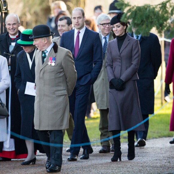 La reine Elizabeth II et le prince Philip suivis du prince William et de la duchesse de Cambridge lors des commémorations du centenaire du retrait final de la péninsule de Gallipoli au Mémorial de Sandrigham le 10 janvier 2016.