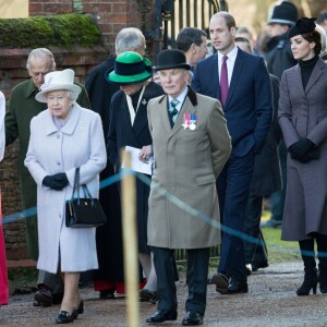 La reine Elizabeth II et le prince Philip suivis du prince William et de la duchesse de Cambridge lors des commémorations du centenaire du retrait final de la péninsule de Gallipoli au Mémorial de Sandrigham le 10 janvier 2016.
