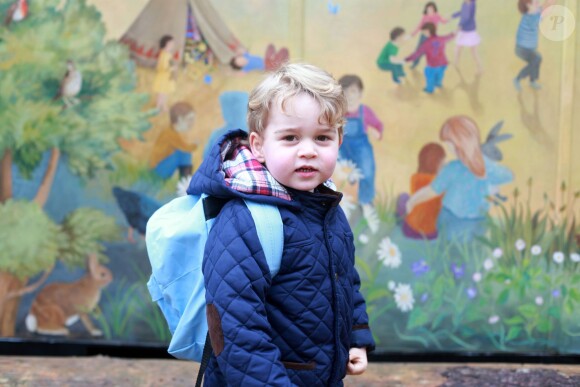 Le prince George de Cambridge lors de sa rentrée à l'école Montessori de King's Lynn, dans le Norfolk, en janvier 2016, photographié par sa mère Kate Middleton.