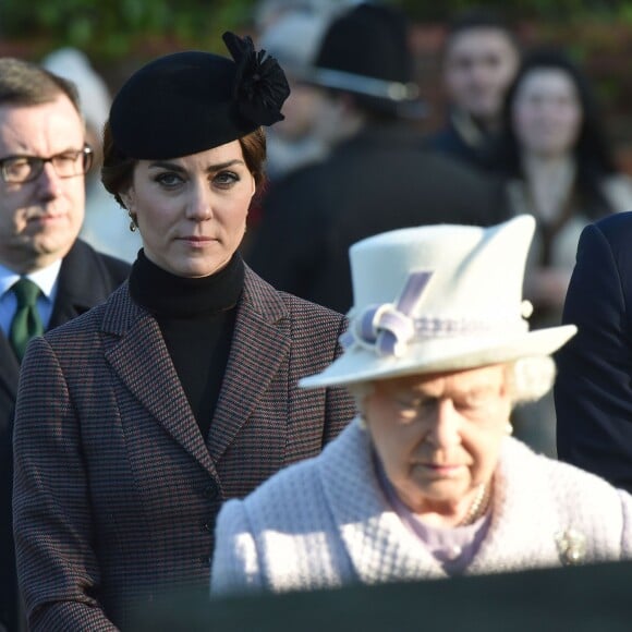 Kate Middleton et la reine Elizabeth II lors des commémorations du centenaire du retrait final de la péninsule de Gallipoli au Mémorial de Sandrigham le 10 janvier 2016.