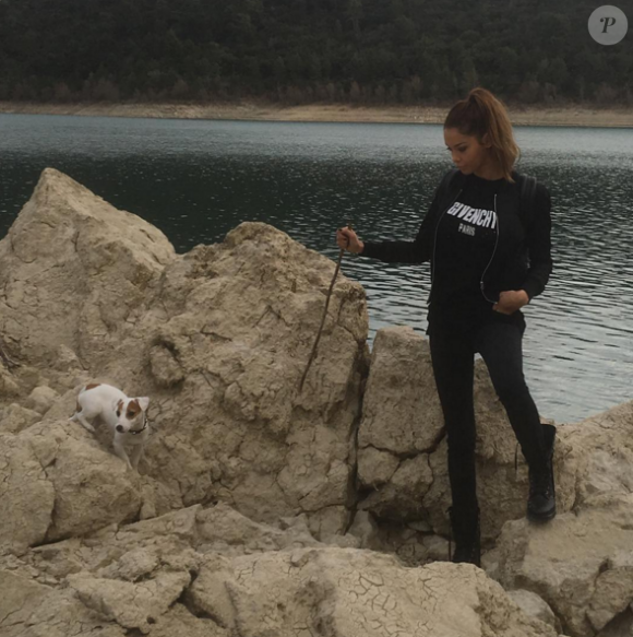 Nabilla : promenade avec son chien