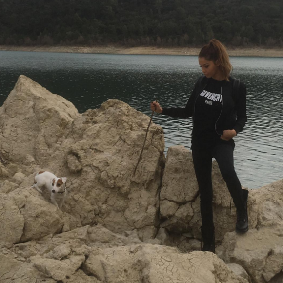 Nabilla : promenade avec son chien