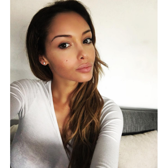 La jolie Nabilla s'offre un selfie au naturel