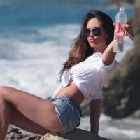 Ari Lazema : En minishort à la plage pour un shooting sexy
