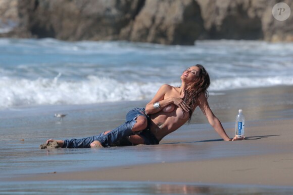 Ari Lezama surprise en plein shooting pour la marque 138 Water à Malibu le 28 janvier 2016.