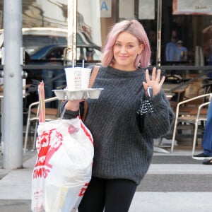 Hilary Duff prend des boissons après son shopping chez Tom's Toy à Beverly Hills le 22 janvier 2016.