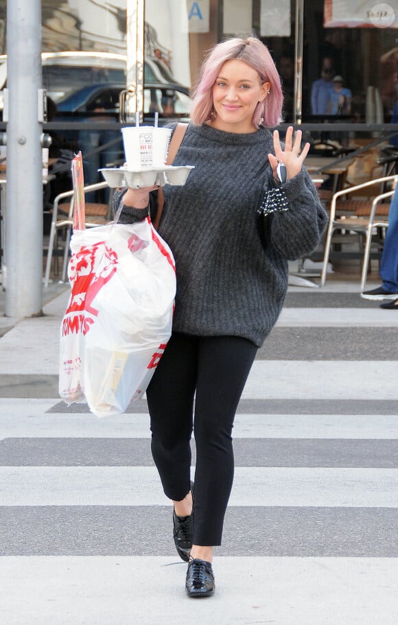 Hilary Duff prend des boissons après son shopping chez Tom's Toy à Beverly Hills le 22 janvier 2016.