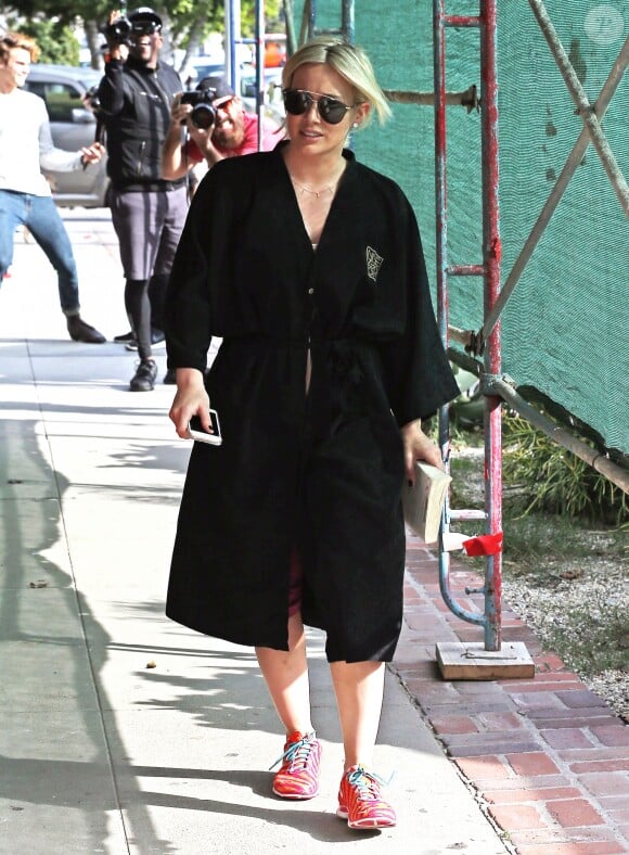 Hilary Duff sort du salon de coiffure Nine Zero One pour téléphoner à West Hollywood, le 20 janvier 2016.