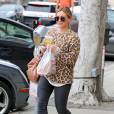 Exclusif - Hilary Duff est allée se chercher un déjeuner à emporter au restaurant "Cabbage Patch" à Beverly Hills. Le 19 janvier 2016