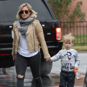 Hilary Duff fait du shopping chez Ralph's avec son fils Luca à Beverly Hills, le 22 décembre 2015.