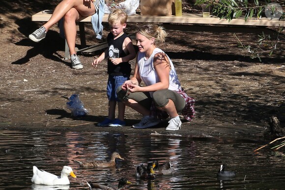 Exclusif - Hilary Duff et son fils Luca se baladent à Franklin Canyon Park et nourrissent les canards le 24 septembre 2015.
