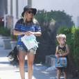 Hilary Duff se promène avec son fils Luca dans les rues de Studio City, le 27 août 2015.