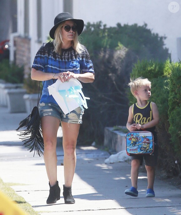 Hilary Duff se promène avec son fils Luca dans les rues de Studio City, le 27 août 2015.