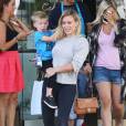 L'actrice maman Hilary Duff avec son fils Luca chez Cake Mix à West Hollywood le 21 août 2015.
