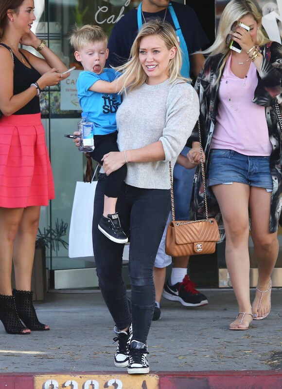 L'actrice maman Hilary Duff avec son fils Luca chez Cake Mix à West Hollywood le 21 août 2015.