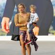 Hilary Duff se promène avec son fils Luca dans les rues de Beverly Hills. Ils ont croisés le présentateur de télévision Carson Kressley. Le 19 aout 2015