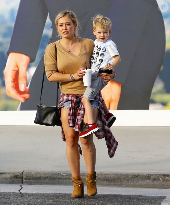 Hilary Duff se promène avec son fils Luca dans les rues de Beverly Hills. Ils ont croisés le présentateur de télévision Carson Kressley. Le 19 aout 2015