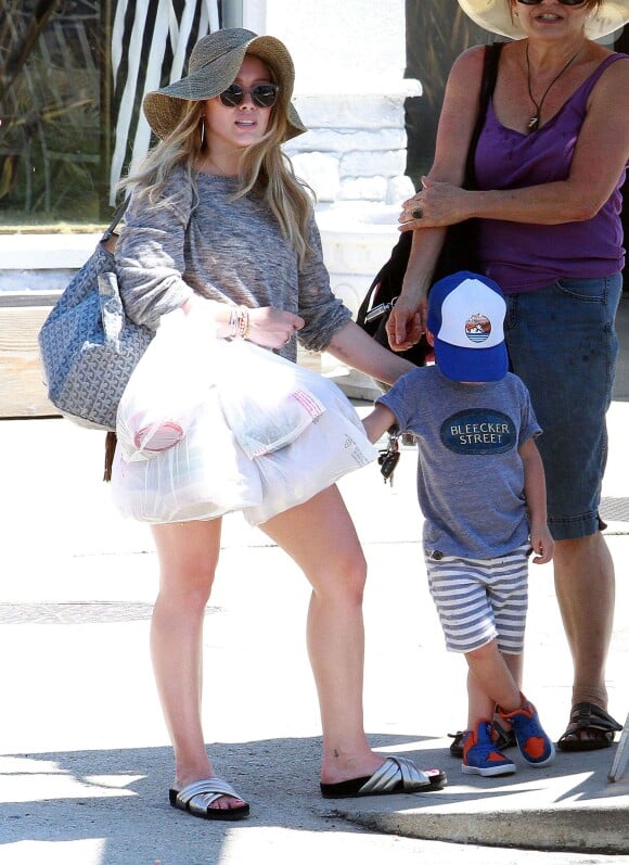 Hilary Duff, son fils Luca, sa soeur Haylie Duff et sa fille Ryan s'amusent au Farmers Market à Studio City, le 16 août 2015