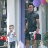 Exclusif - Mike Comrie ( Mari d' Hilary Duff's ) se promène avec leur fils Luca à Los Angeles Le 28 Août 2015