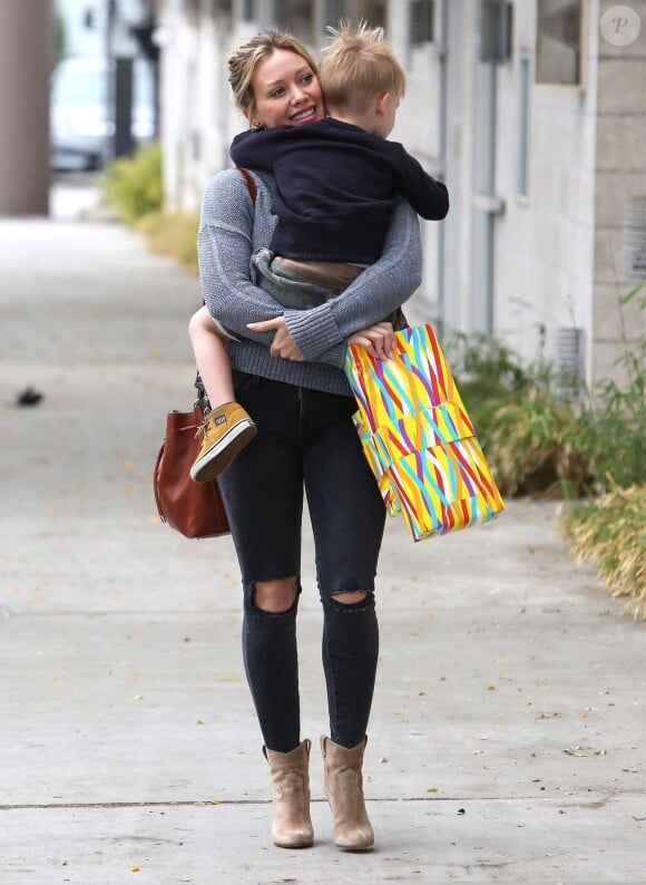 Exclusif - Hilary Duff emmène son fils Luca à un anniversaire le 13 juin 2015.