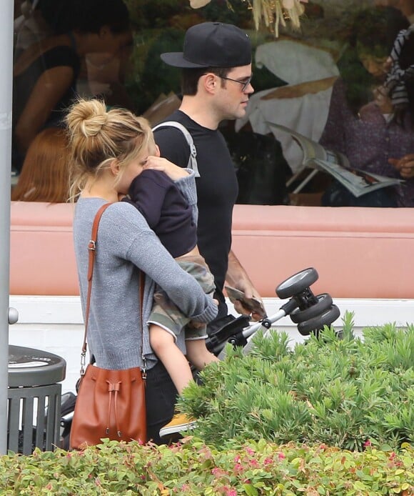 Hilary Duff et Mike Comrie sortent déjeuner à Los Angeles avec leur fils Luca chez Il Pastaio le 13 juin 2015.