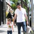 Mike Comrie se promène avec son fils Luca dans les rues de Los Angeles, le 5 mars 2015