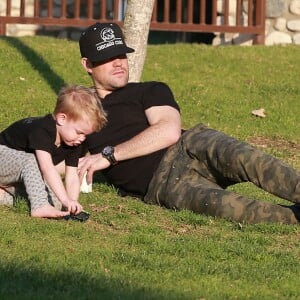 Exclusif - Mike Comrie a amené son fils Luca au parc "Coldwater Canyon" à Beverly Hills. Le 9 janvier 2015