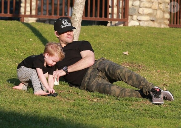 Exclusif - Mike Comrie a amené son fils Luca au parc "Coldwater Canyon" à Beverly Hills. Le 9 janvier 2015