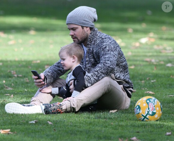 Exclusif - Mike Comrie (mari d' Hilary Duff, dont elle est séparée) s' amuse avec son fils Luca à Beverly Hills Le 27 décembre 2014