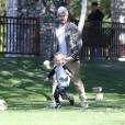 Exclusif - Mike Comrie (mari d' Hilary Duff, dont elle est séparée) s' amuse avec son fils Luca à Beverly Hills Le 27 décembre 2014